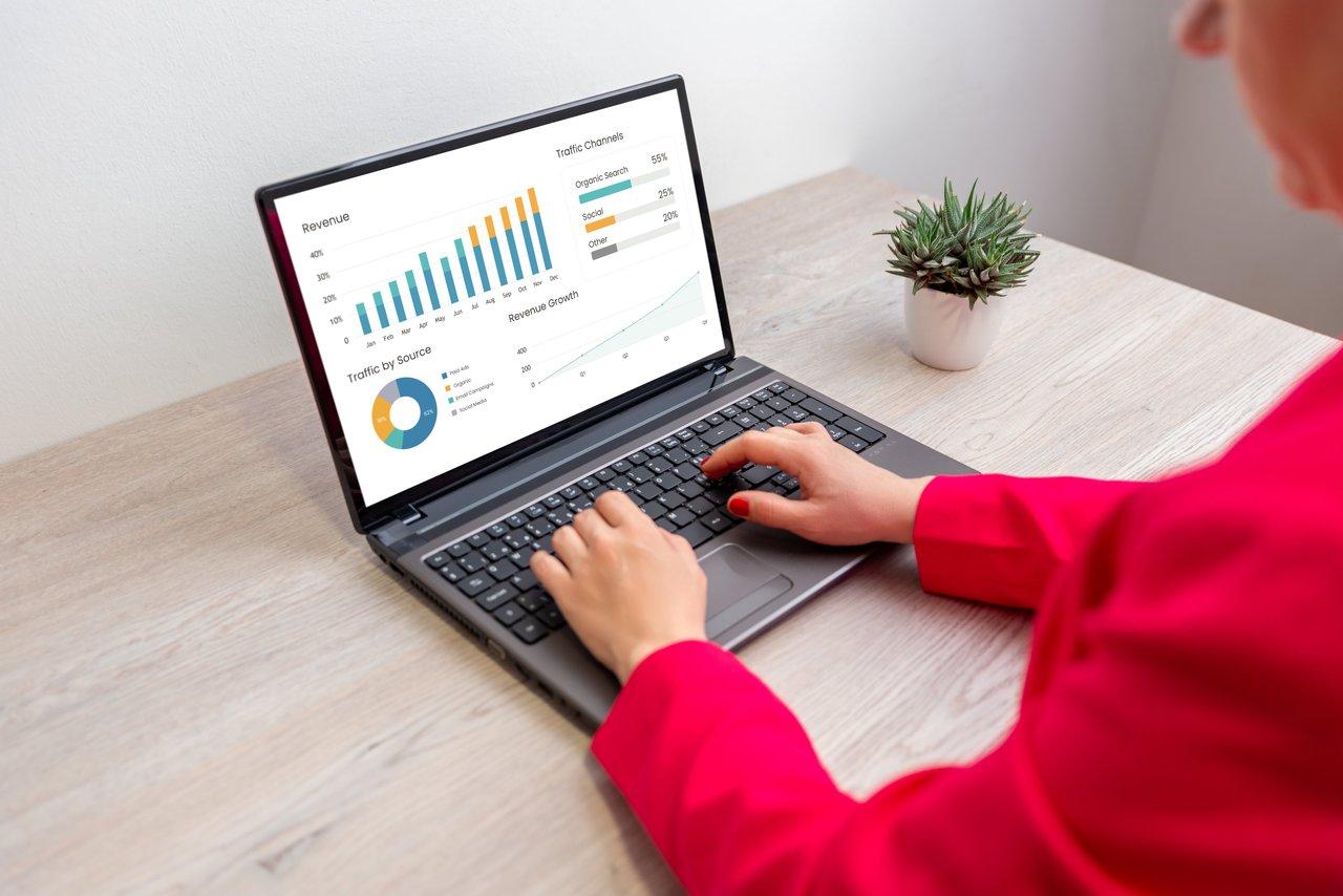 Tableau d’écran LinkedIn Sales Navigator illustrant une recherche avancée pour cibler efficacement ses prospects.