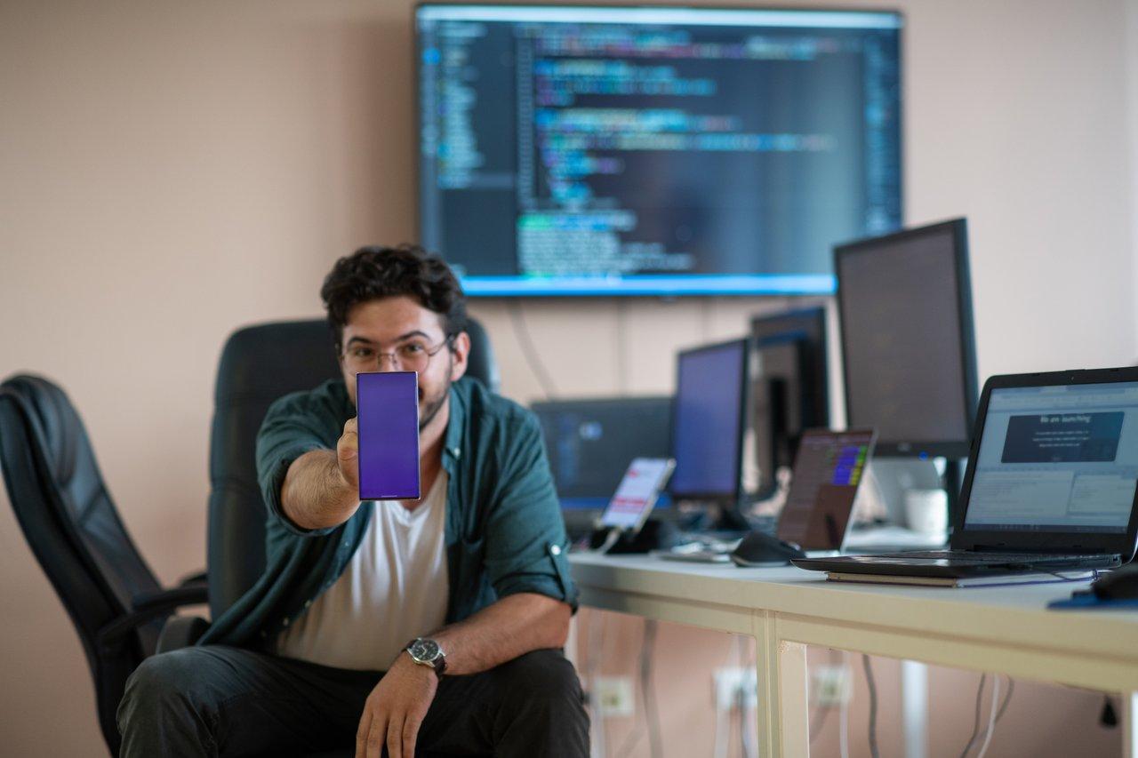 Capture d’écran d’un développeur utilisant FlutterFlow pour créer une application mobile sans coder dans le cadre du développement no code.