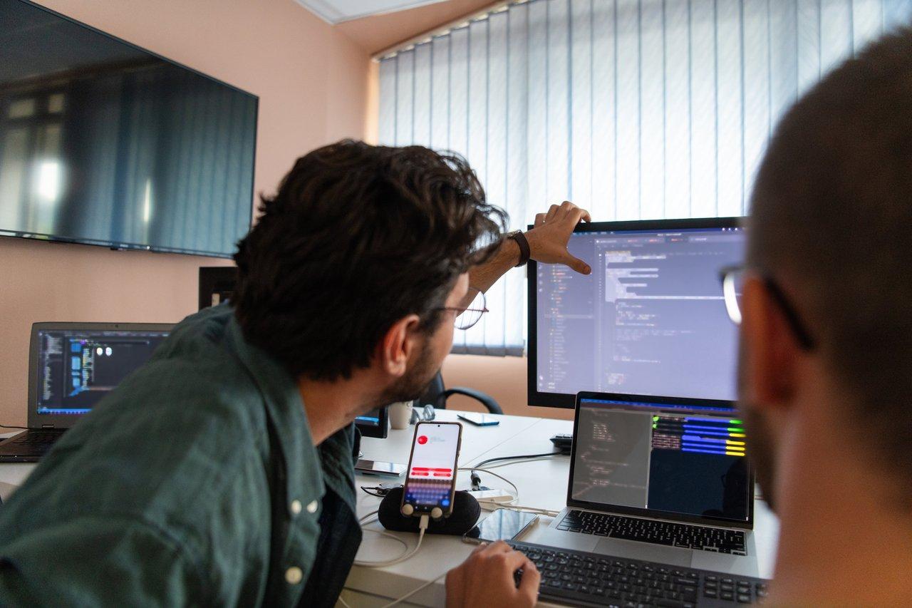 Un développeur mobile en pleine action, codant sur plusieurs appareils pour créer des applications innovantes.
